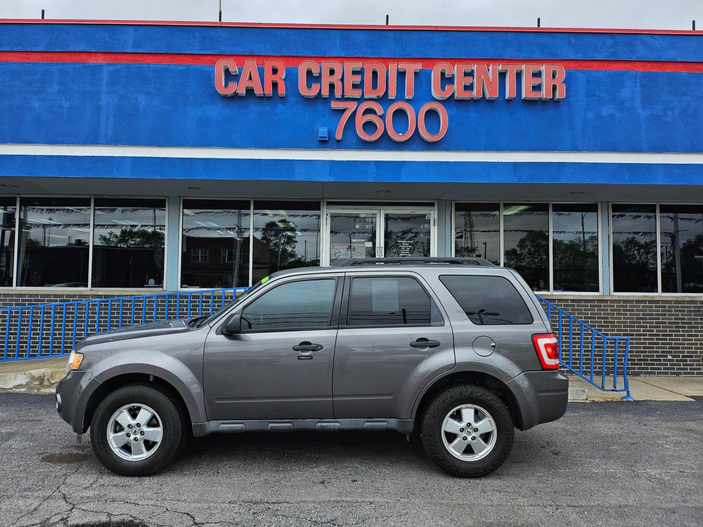 2012 GRAY Ford Escape XLT FWD (1FMCU0D79CK) with an 2.5L L4 DOHC 16V engine, 6-Speed Automatic transmission, located at 7600 S Western Ave., Chicago, IL, 60620, (773) 918-3980, 0.000000, 0.000000 - Photo#0